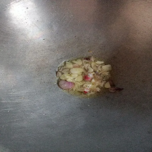 Tumis bawang merah dan bawang putih