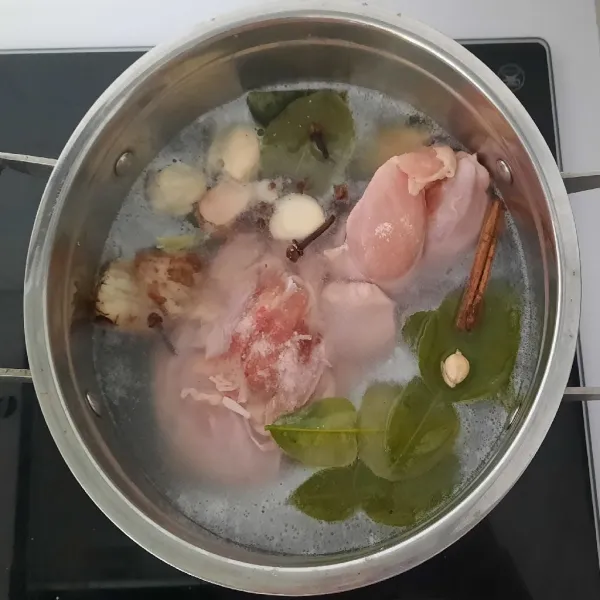 Rebus paha ayam bersama serai, daun salam, daun jeruk, bawang putih, lengkuas, cengkih, kayu manis, kapulaga, dan garam.