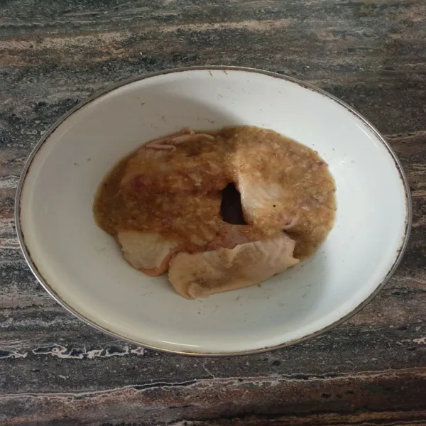 Tuang bumbu halus ke dalam ayam yang sudah dibersihkan.