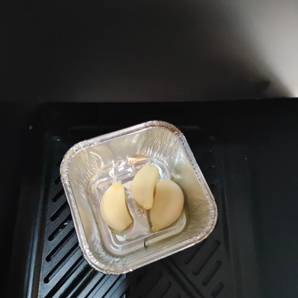 Panggang bawang putih dengan minyak goreng selama 5 menit suhu 180°.