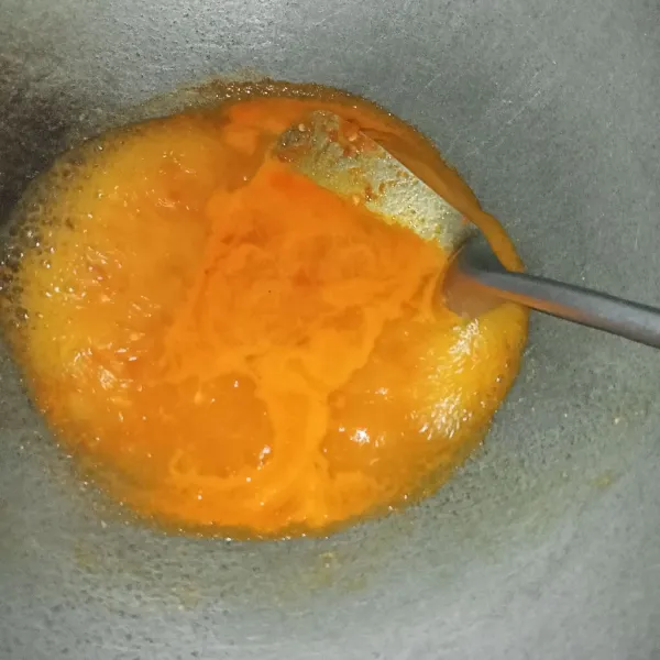 Tumis bumbu halus hingga kadar airnya berkurang dan bau langunya hilang. Tumis dengan api kecil saja.