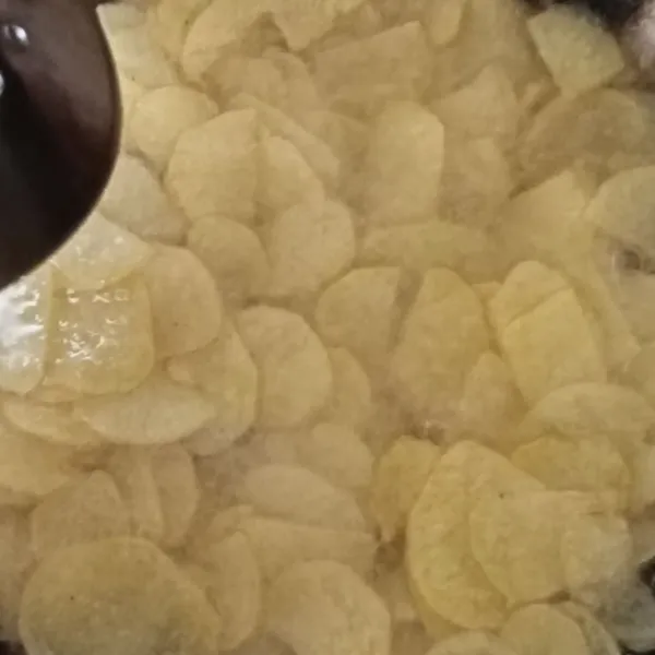 Goreng kentang sampai matang dan kering. Lalu sisihkan.