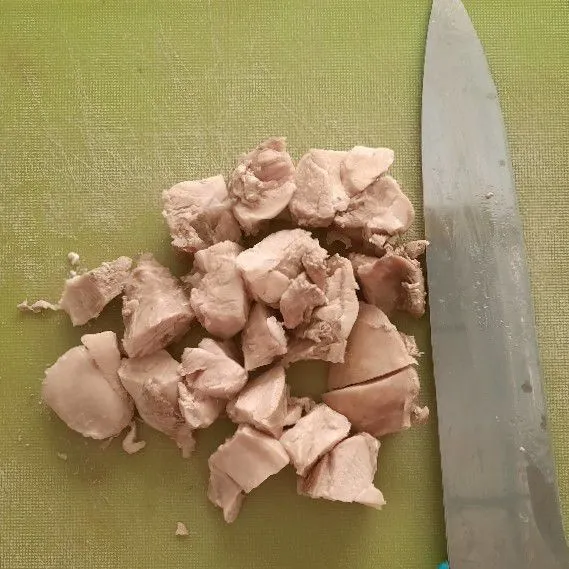 Angkat ayam dan potong-potong sesuai selera.