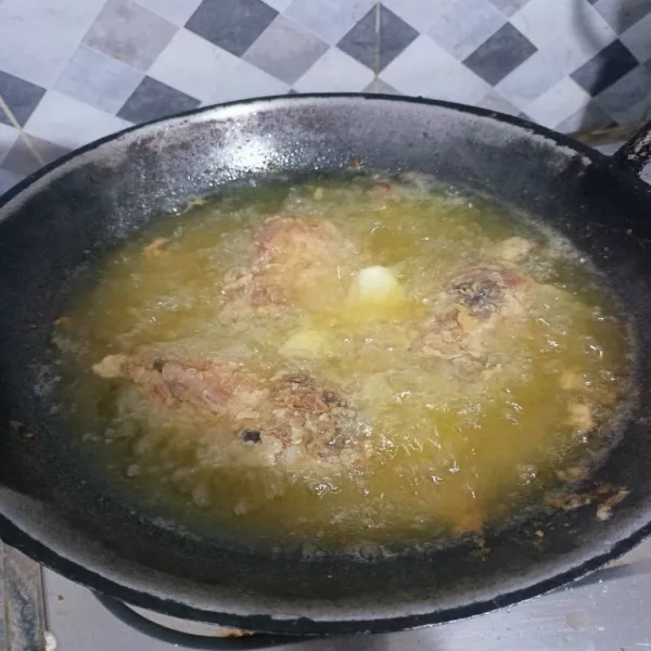 Masukkan bawang putih ketika ayam sudah hampir matang.