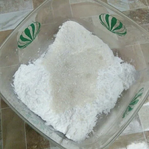Campur tepung terigu, tepung beras dan gula pasir.