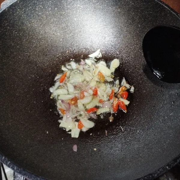 Panaskan minyak goreng, lalu masukkan bawang merah, bawang putih, dan bawang bombai. Aduk rata. Tambahkan cabai rawit, tomat, dan udang rebon lalu aduk hingga rata. Masukkan gula, garam, kaldu bubuk, dan saus tiram. Aduk sampai tanak.