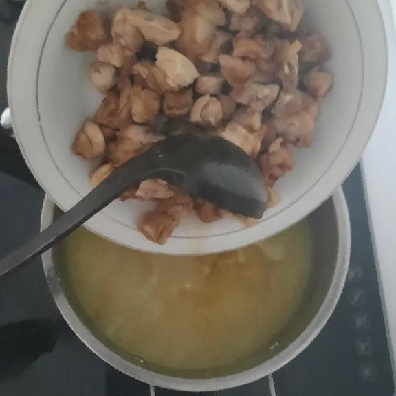 Setelah kentang empuk, masukkan potongan ayam ke dalam kuah soto dan kecilkan api. Diamkan hingga meresap.
