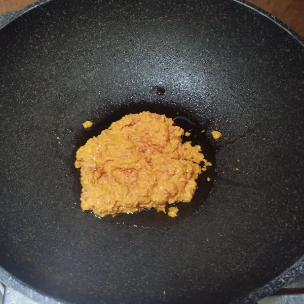 Panaskan minyak goreng, lalu tumis bumbu halus. Masukkan lengkuas, serai, daun jeruk, dan daun salam. Aduk sampai tercampur rata. Tambahkan garam dan gula pasir, aduk rata sampai tanak.