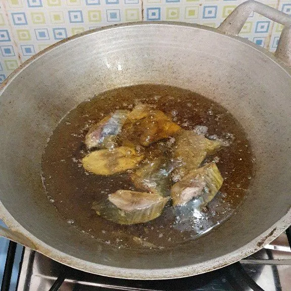 Goreng ikan setengah matang, sisihkan.