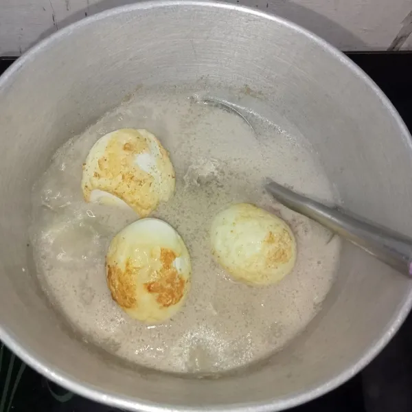 Tambahkan air, masak hingga mendidih kemudian masukkan gula, garam dan kaldu jamur. Setelah kuah mulai mendidih, masukkan santan, aduk rata dan masukkan telur.