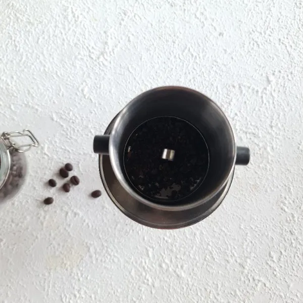 Masukkan kopi ke dalam vietmanese coffee drip.