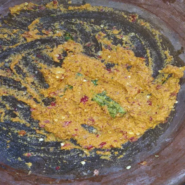 Haluskan bumbu.