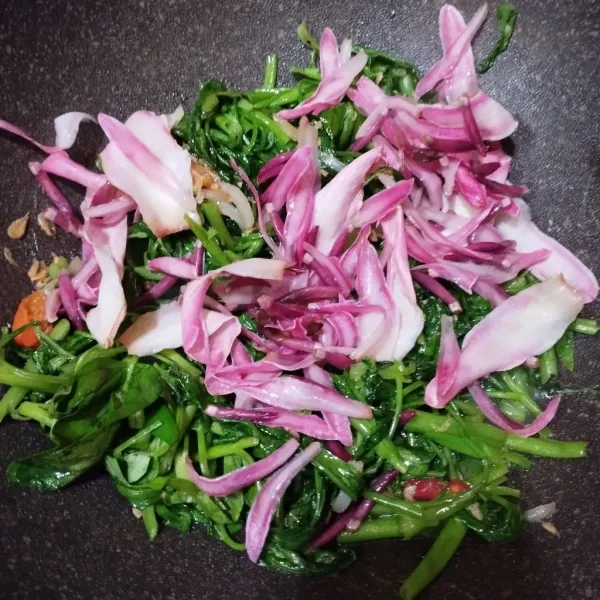 Masukkan kangkung dan kecombrang, aduk rata. Masak sampai bumbu meresap.