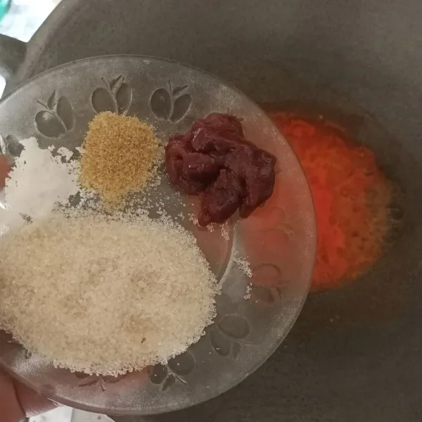 Tambahkan gula pasir, garam, penyedap rasa, gula merah, dan lengkuas. Aduk-aduk lagi sampai bumbu mengental dan matang.