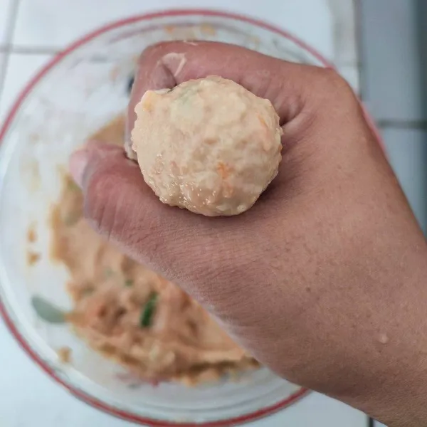 Bentuk bulat adonan bakso menggunakan tangan/ 2 sendok.