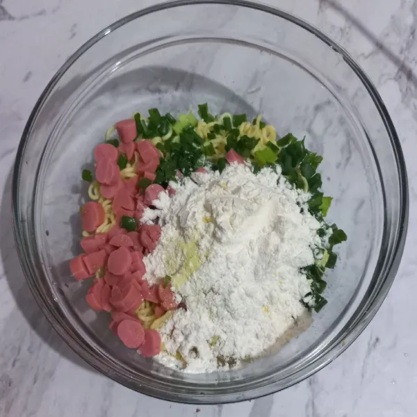 Campur mie dengan sosis, daun bawang, telur, tepung, kaldu bubuk, garam dan merica (kalau pakai mie instan gunakan bumbu mie instan saja + garam sedikit)