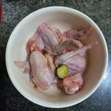 Siapkan sayap ayam yang telah dibersihkan.