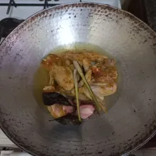 Beri air, daun salam, serai dan lengkuas, nyalakan kompor.