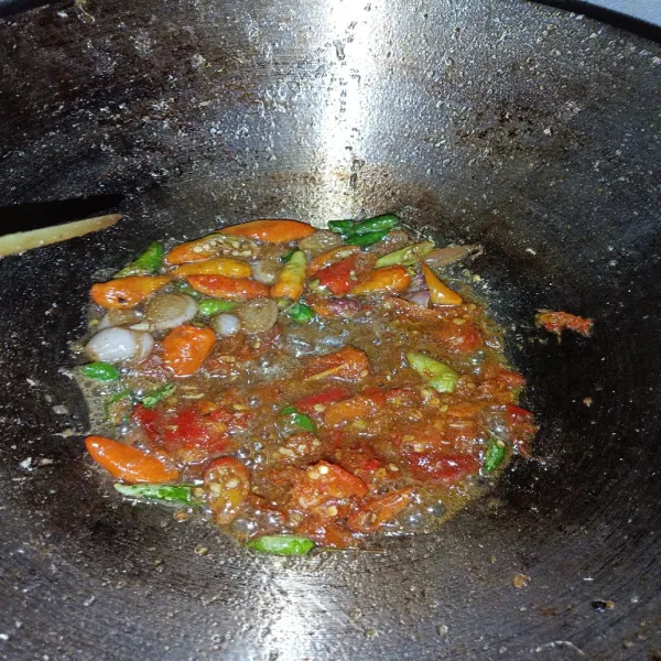 Tumis bawang, irisan cabai, dan sisa sambal ulek tomat. Bubuhi gula dan garam. Aduk merata dan koreksi rasa.