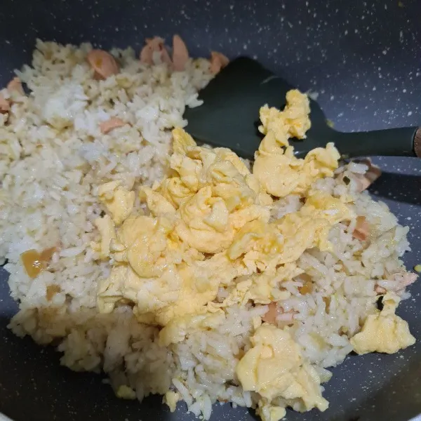 Masukkan telur orak arik dan aduk rata.