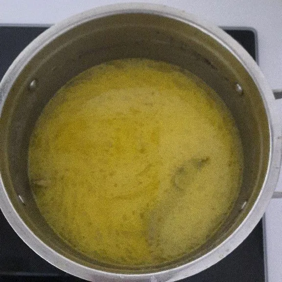 Tuang tumisan bumbu halus ke dalam kuah kaldu, tunggu hingga mendidih.