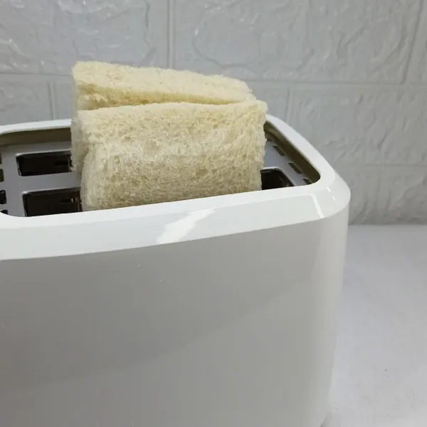 Masukkan roti ke toaster.