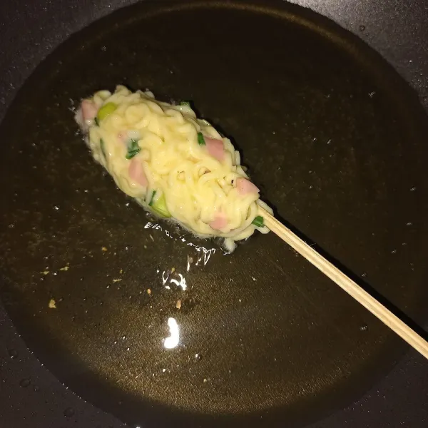 Kemudian celup ke dalam telur, lalu goreng  hingga matang kuning kecoklatan
