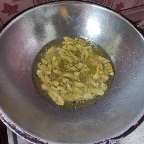 Panaskan minyak goreng secukupnya, setelah cukup panas masukkan adonan biji ketapang secukupnya kemudian goreng hingga matang.