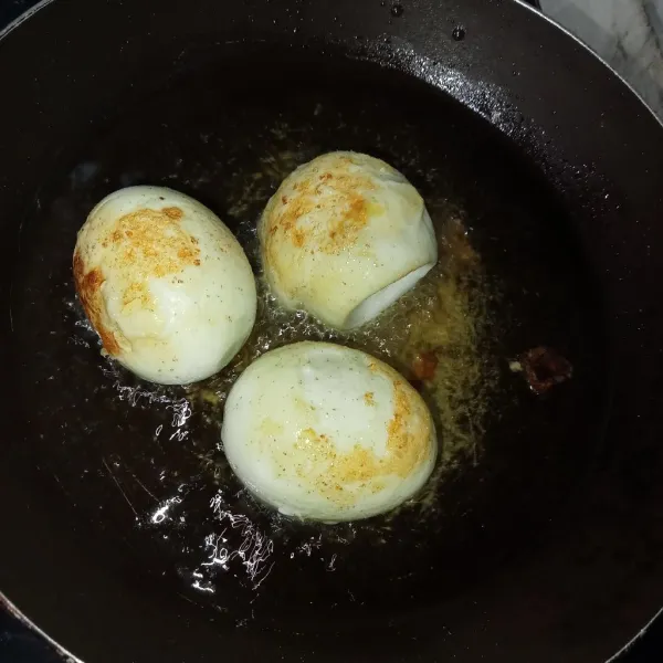 Goreng telur rebus terlebih dahulu hingga berkulit, sisihkan.