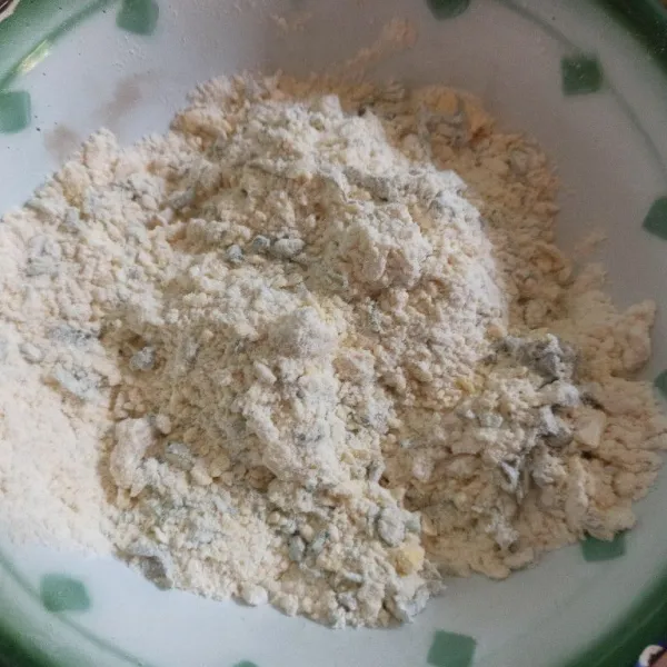 Campur tepung terigu, margarin, minyak, garam, kaldu bubuk, dan baking powder aduk hingga berbulir. Selanjutnya masukkan daun bawang dan seledri, aduk rata.