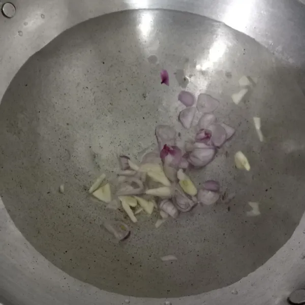 Rebus bawang sampai mendidih.