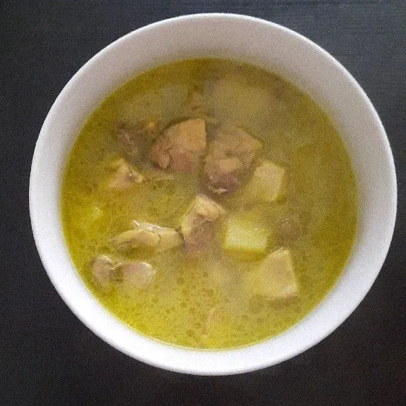 Masukkan soun yang telah diseduh air panas, kemudian siram dengan soto. Soto padang ayam siap untuk dinikmati.