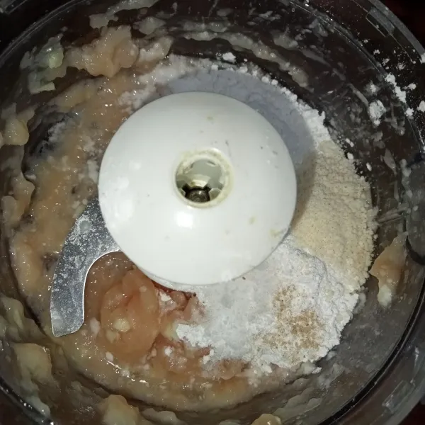 Giling ayam, bawang putih, air es dan bawang putih hingga halus terlebih dahulu. Kemudian masukkan tepung sagu tani dan bahan lainnya.