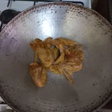 Siapkan wajan, tata sayap ayam pada wajan.