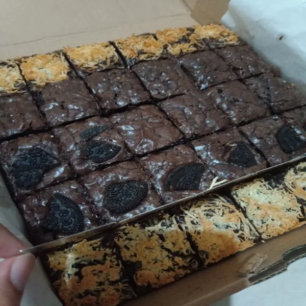 Setelah matang angkat brownies kedalam box, lepaskan sekatannya.
