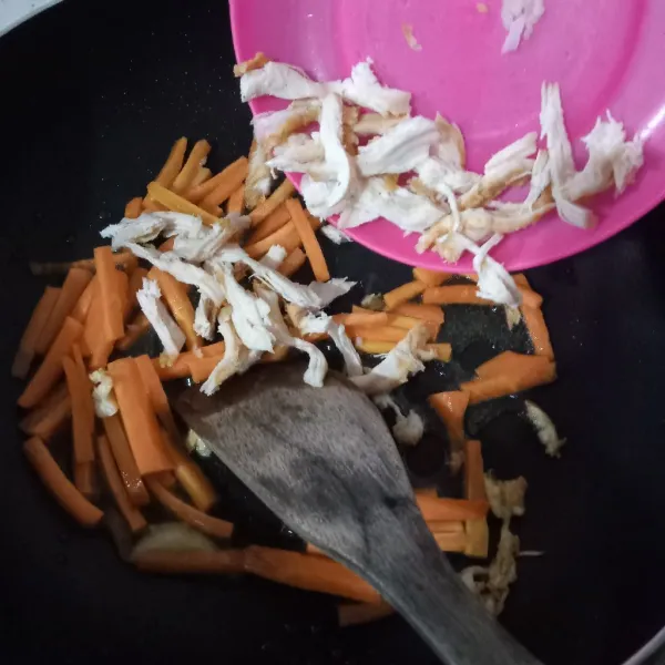 Masukkan wortel, tumis sebentar, lalu masukkan ayam suir.