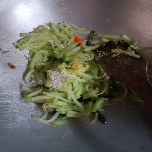 Tambahkan garam, penyedap rasa, dan gula