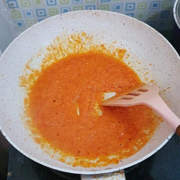 Tumis bumbu halus hingga wangi.