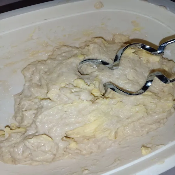 Sekarang semua adonan terlumuri margarin, boleh beralih menggunakan mixer spiral lalu mixer hingga kalis ya.