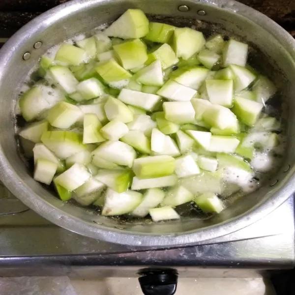 Potong labu sesuai selera dan daging, kemudian rebus hingga setengah matang, sisihkan.