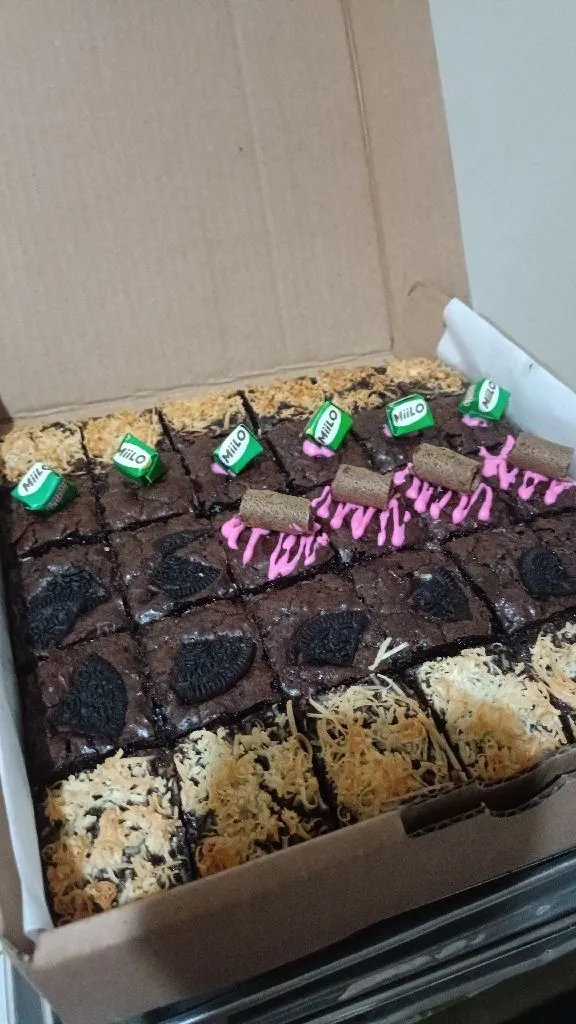 Untuk topping Milo ataupun choco roll bisa di hias/diberi setelah keluar dari oven.