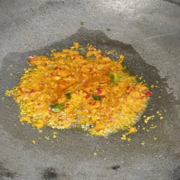 Tumis bumbu hingga harum.