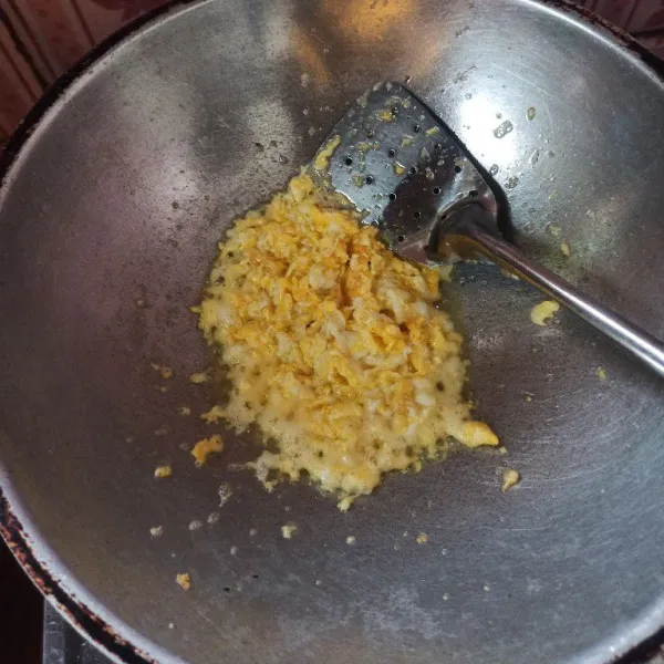 Panaskan minyak goreng secukupnya kemudian masukkan telur goreng orak-arik.