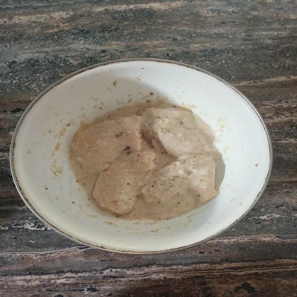 Tambahkan tepung tapioka, maizena, terigu. Diamkan di kulkas selama 1 jam.
