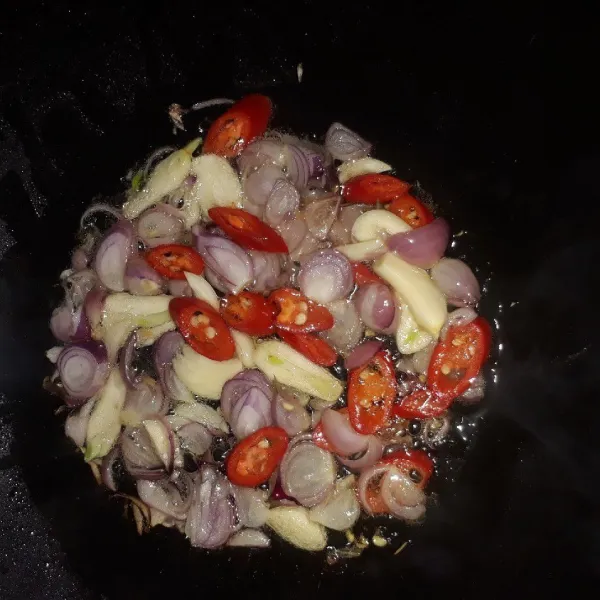 Panaskan minyak, tumis bawang merah, bawang putih dan cabe merah besar sampai layu dan harum.