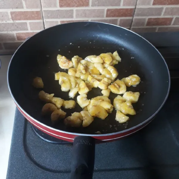 Isian : potong dadu pisang. Panaskan margarin dan gula pasir hingga larut. Masukkan pisang, masak dengan api kecil hingga matang, sisihkan hingga dingin.