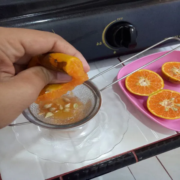 Peras jeruk, masukan air perasan jeruk langsung ke dalam gelas saji.