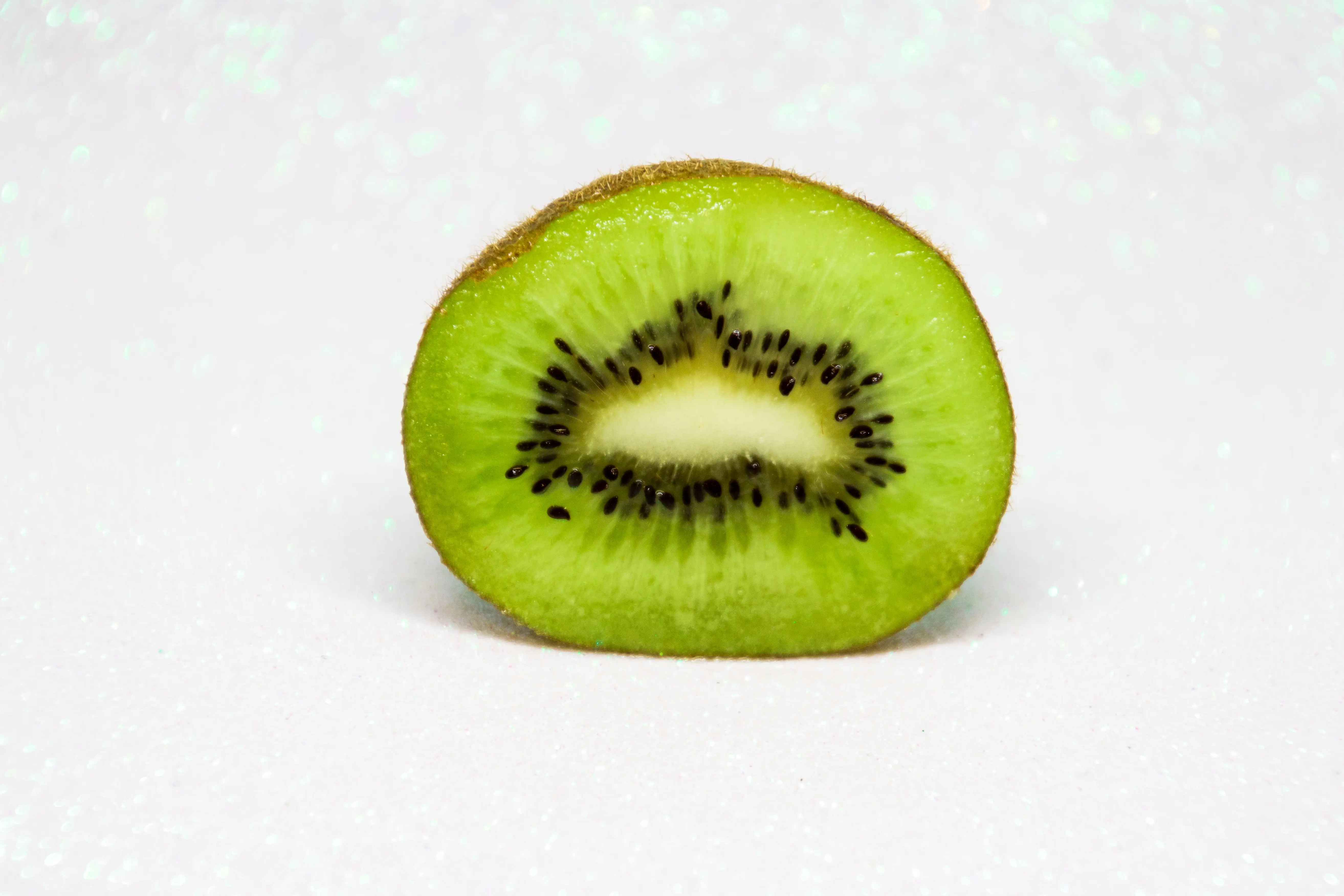 Potongan buah kiwi hijau