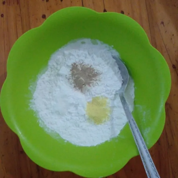 Bikin adonan dari teoung tapioka yang dicampur garam, lada dan penyedap rasa bubuk.