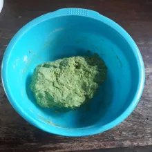 Campurkan tepung terigu, ubi, gula, susu, ragi dan telur, aduk rata. Tambahkan air pandan sedikit demi sedikit sambil diuleni hingga rata (hentikan penambahan air jika adonan sudah lembek).